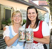 Antje Schneider (Ochsenbraterei) und Stephanie Spendler (Löwenbräu Festzelt) mit dem neuen Wirtekrug 2019 (©Foto: MartinSchmitz)